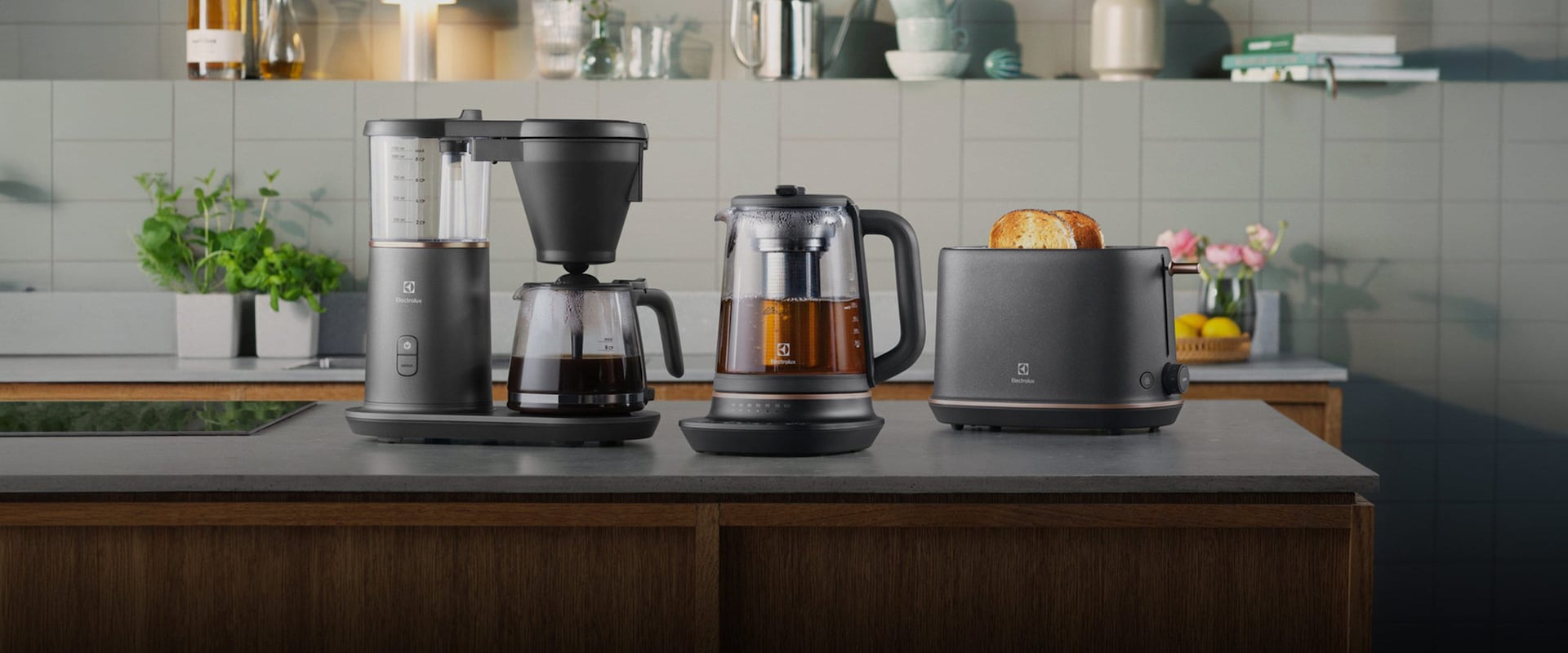 Ulike kjøkkenapparater stilt opp på rekke